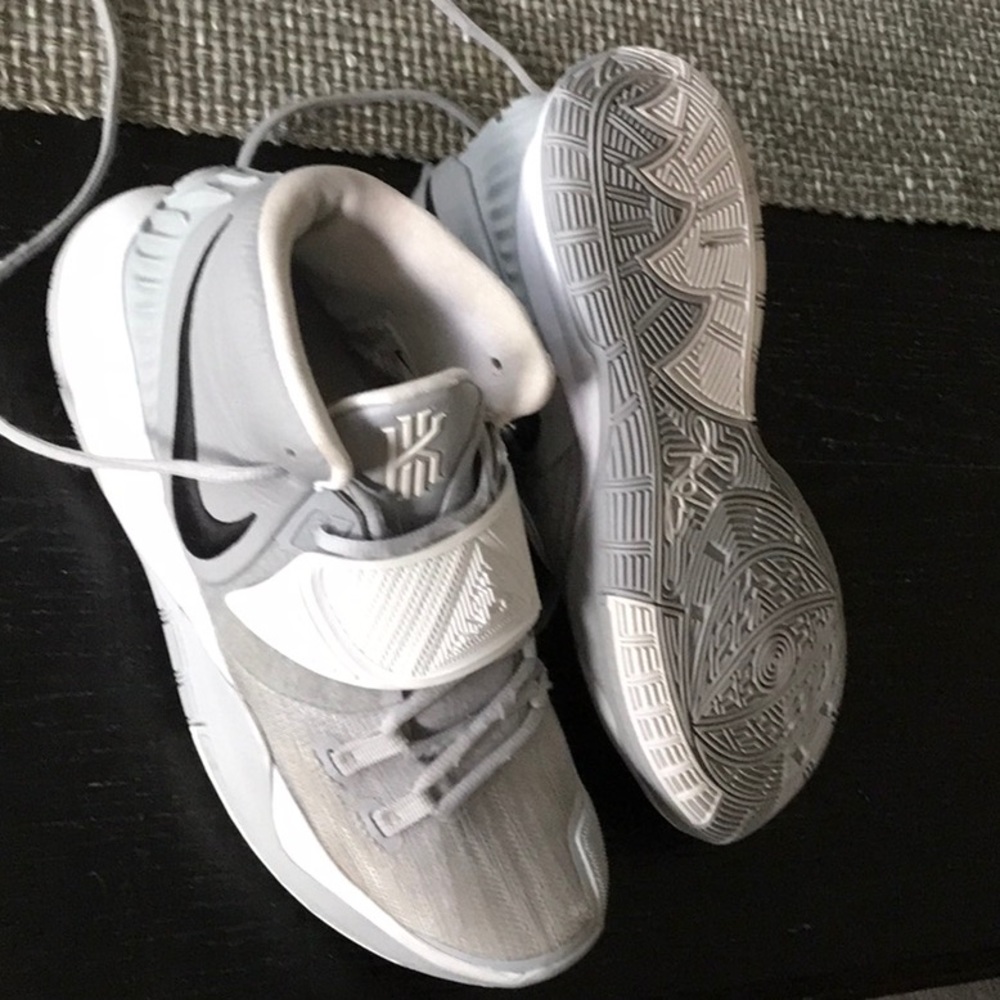 Men’s basketball shoe